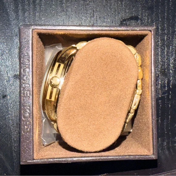 Gold Michael Kors watch - Picture 9 of 11